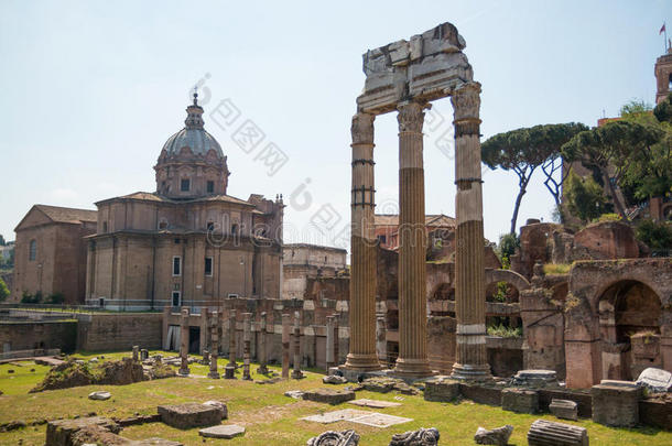 论坛,古罗马的毁坏和城市风光照片关于老的罗马
