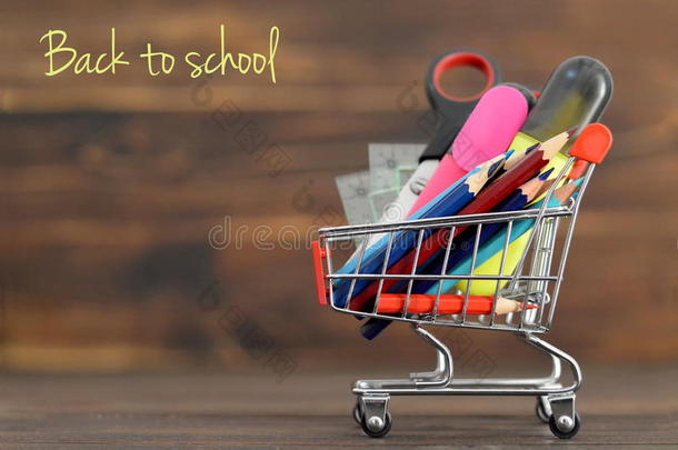 背向学校:学校日用品采用shopp采用g运货马车