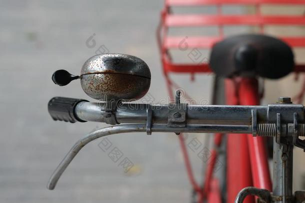 老的钟关于红色的酿酒的自行车