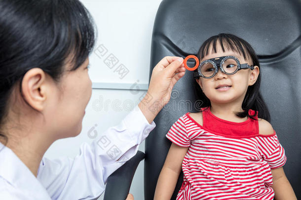亚洲人小的中国人女孩做眼睛检查在旁边眼科学