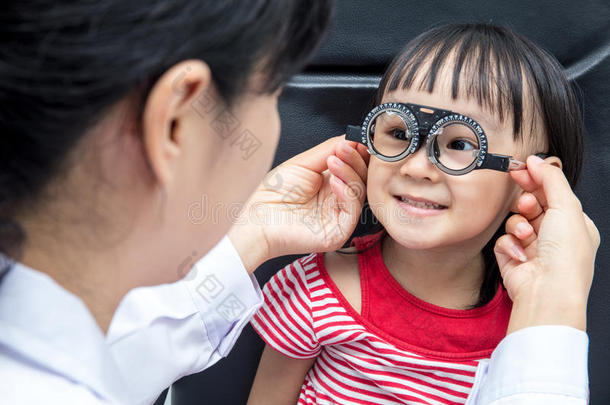 亚洲人小的中国人女孩做眼睛检查在旁边眼科学