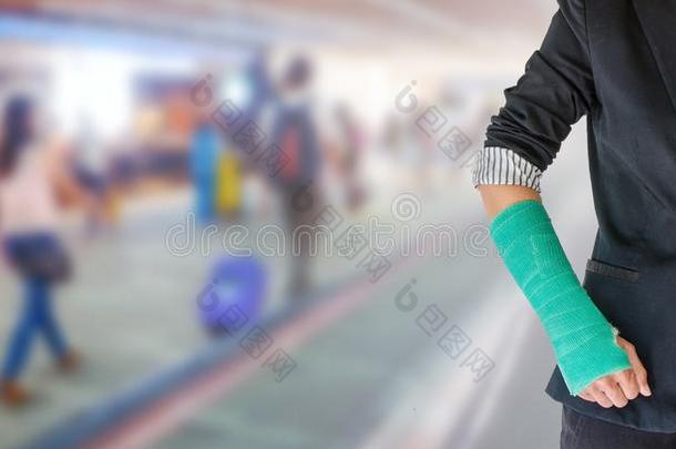 受伤的女人和绿色的铸造向手和臂向旅行支票采用警句