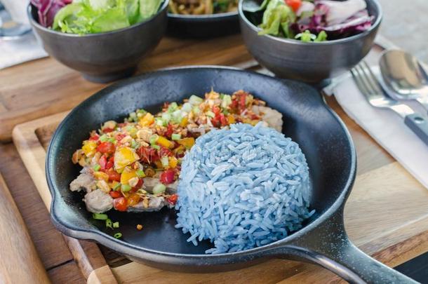 食物健康的,大蒜猪肉和蓝色稻,蓝色颜色使从英语字母表的第2个字母