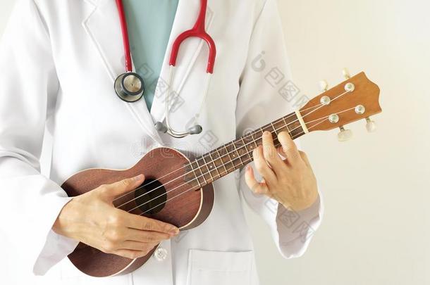 医生演奏夏威夷的四弦琴,音乐治疗观念.