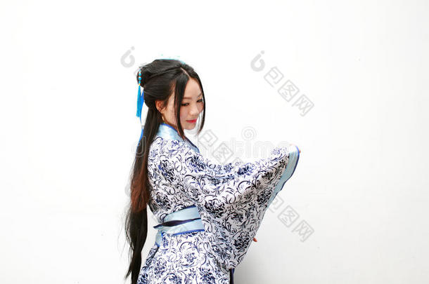 艾桑中国人女人采用传统的蓝色和白色的汉服衣服