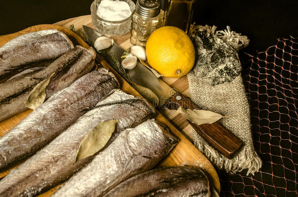 化霜鱼鳕鱼类向盘子从厨房刀,橄榄油和speciality专业