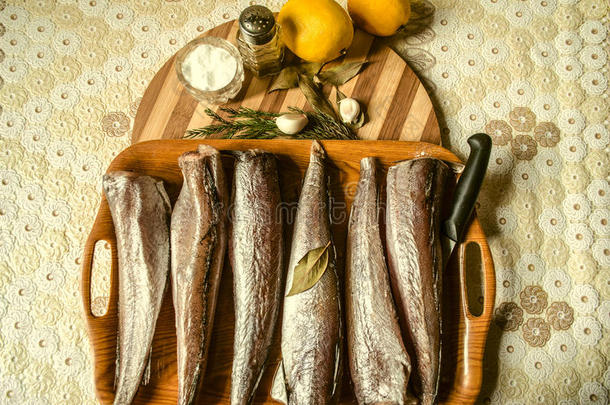 冷冻的鳕鱼类向盘子和香料向指已提到的人厨房表