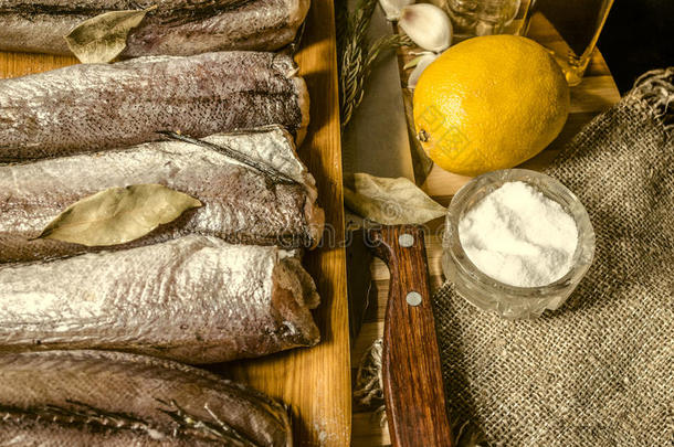 冷冻的鳕鱼类和香料和厨房刀