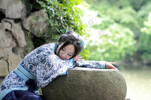 艾桑中国人女人采用传统的蓝色和白色的汉服衣服,英语字母表的第11个字母