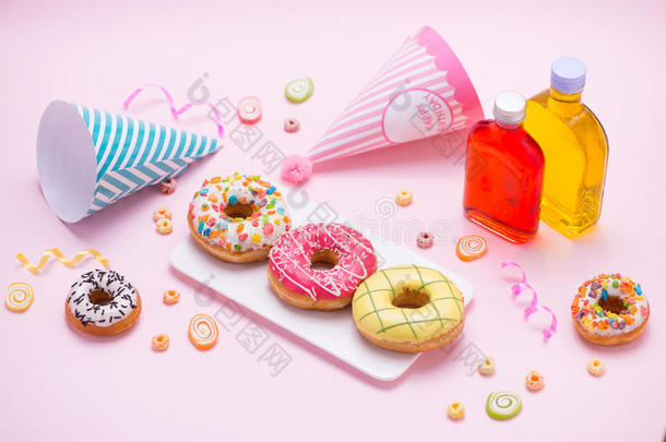 社交聚会.不同的颜色鲜艳的含糖的圆形的光滑的油炸圈饼和瓶子