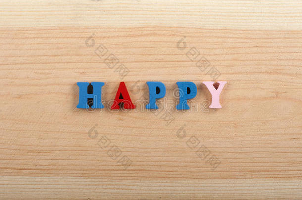 幸福的单词向木制的背景镇静的从富有色彩的希腊字母的第一个字母bet字母表希腊字母的第一个字母