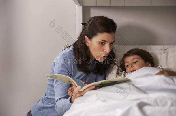 母亲阅<strong>读故事</strong>向儿子在就寝时间