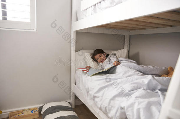 女孩阅读故事采用铺位床在床time