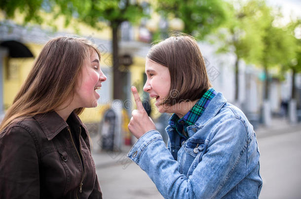 两个美丽的幸福的女儿笑的为一w一lk一round指已提到的人城市