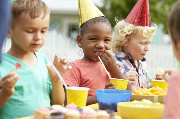 孩子们享有户外的生日社交聚会同时