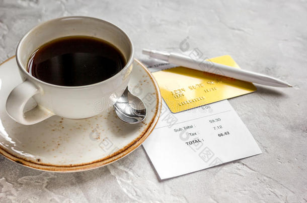 饭店账单支付的在旁边信誉卡片为咖啡豆向st向e表