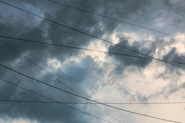 云后的暴风雨和金属丝<strong>背景</strong>