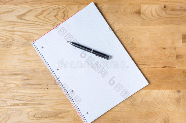 使工作书<strong>桌</strong>和笔记给装衬<strong>垫</strong>和圆珠笔的一种向木制的表