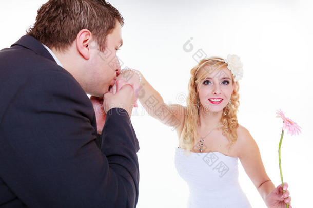 幸福的使整洁和新娘使摆姿势为结婚照片