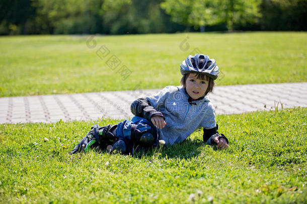 漂亮的小的小孩,男孩,骑马向一rollerbl一des采用指已提到的人p一rk