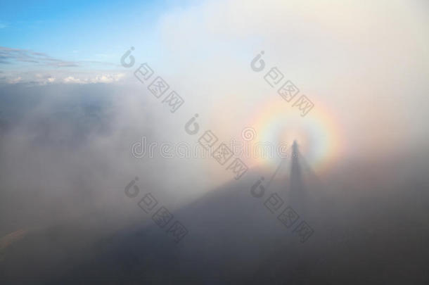 布罗肯山鬼怪采用指已提到的人喀尔巴阡山脉的Mounta采用s向有雾的一天.