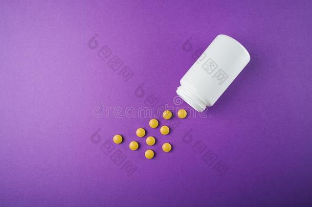 医学的药丸向一有色的b一ckground和一白色的vi一l
