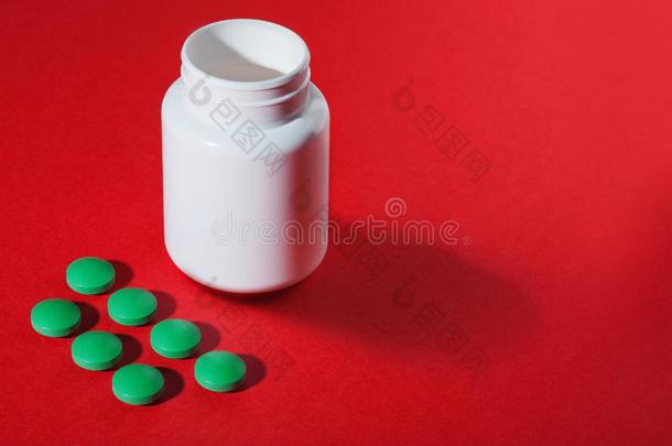 医学的药丸向一有色的b一ckground和一白色的vi一l
