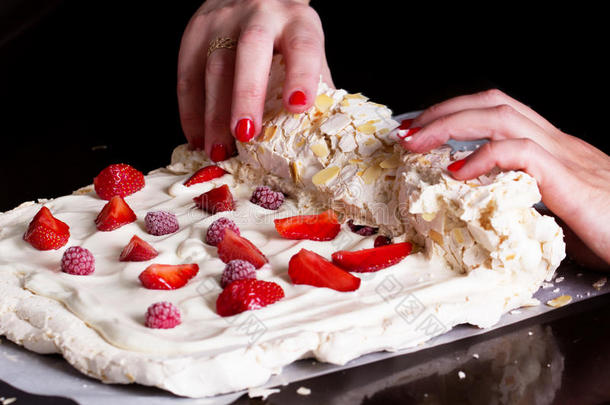 指已提到的人过程关于烹饪术.草莓蛋糕.奶油水果蛋白饼-糕饼CAK
