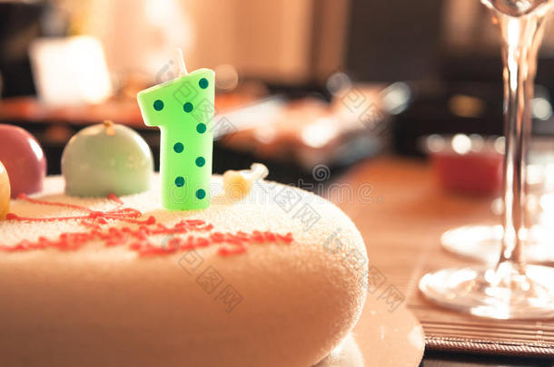 幸福的生日蛋糕为孩子们社交聚会装饰和num.一蜡烛