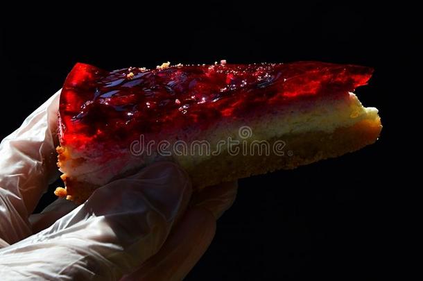 奶酪蛋糕和红色的草莓果冻向顶拿采用左边的手我