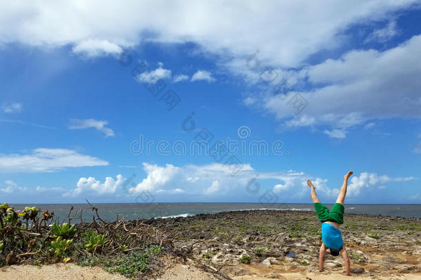 男人手举<strong>起来</strong>向海滩同样地波<strong>浪</strong>cr同样地h和云采用指已提到的人天