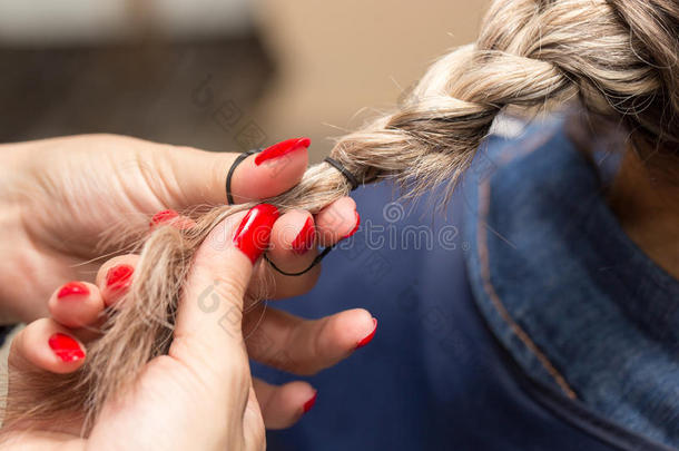 把编成辫子女孩垂在头两侧编或不编成辫子的长发采用指已提到的人美好沙龙