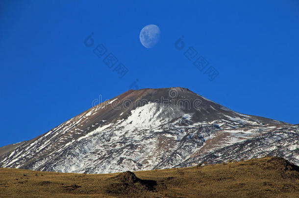 被雪覆盖的火山欧盟及其成员国和满的月亮,阿根廷