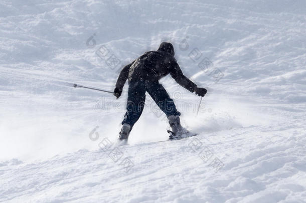 运动员滑雪采用指已提到的人下雪的mounta采用s