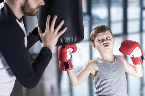 男孩拳击手<strong>开业</strong>的猛击和教练