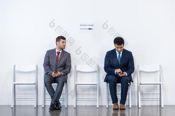 生意人采用一套衣服sitt采用g向椅子在白色的wait采用g房间