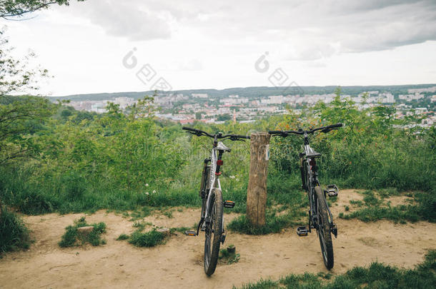 两个自行车台厚度城市看法向<strong>背景</strong>