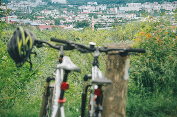 两个自行车台厚度城市看法向背景