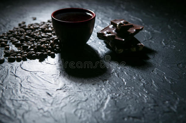 咖啡<strong>豆</strong>杯子和咖啡<strong>豆豆</strong>和<strong>巧克力</strong>向黑的背景