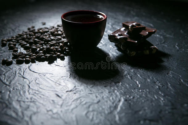 咖啡<strong>豆</strong>杯子和咖啡<strong>豆豆</strong>和<strong>巧克力</strong>向黑的背景