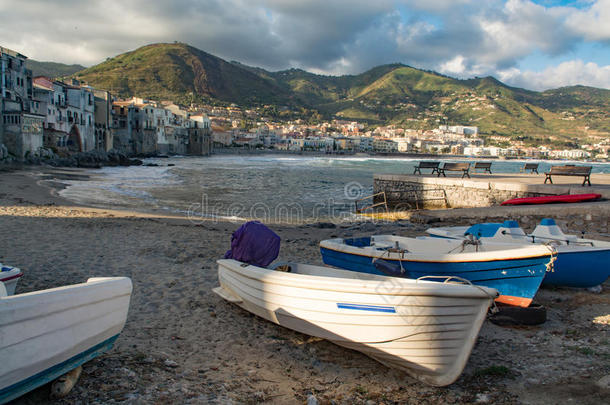 观光的和假期珍珠关于西西里岛,小船采用小的城镇关于英语字母表的第3个字母