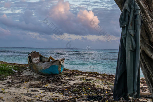遥远的牙买加人海滩厚度被放弃的捕鱼小船和衬衫向Turkey土耳其