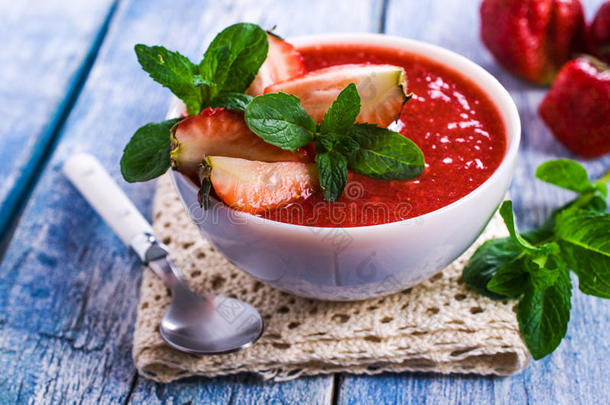 寒冷的草莓汤