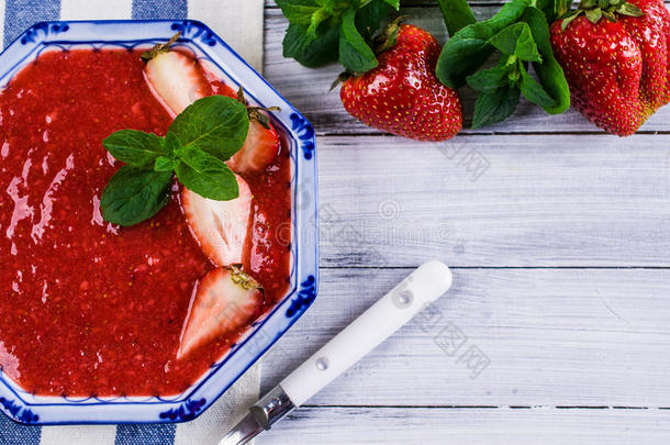 寒冷的草莓汤