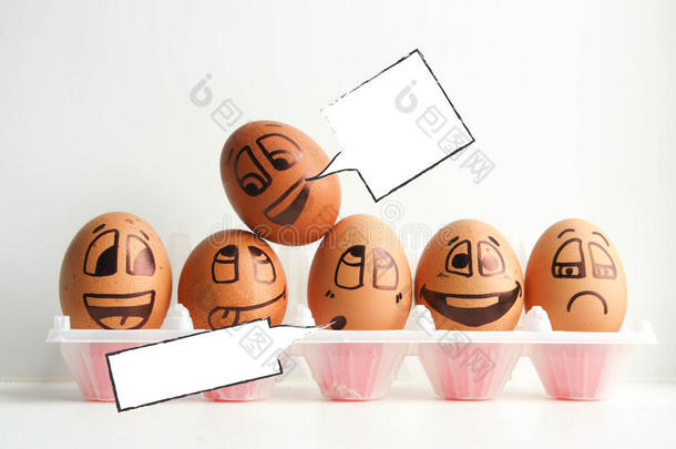 鸡蛋和一欢乐的p一intedf一ce.照片