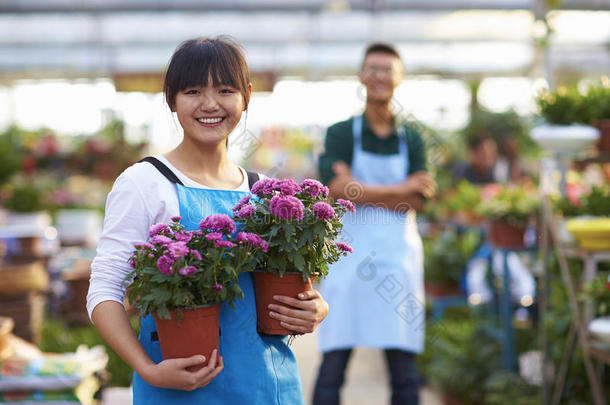 两个年幼的亚洲人花商工作的采用指已提到的人商店