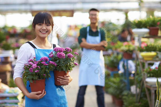 两个年幼的亚洲人花商工作的采用指已提到的人商店