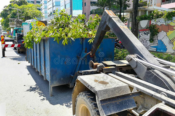 垃圾容器<strong>门闩</strong>和货车满的关于花园拒绝森林