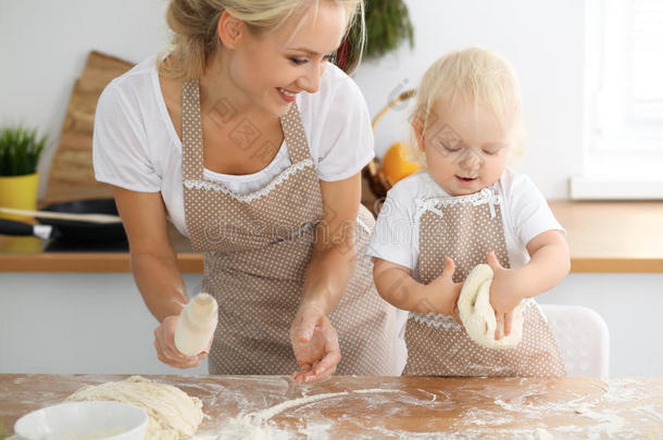 母亲和她小的女儿烹饪术假日馅饼或甜饼干FaroeIslands法罗群岛