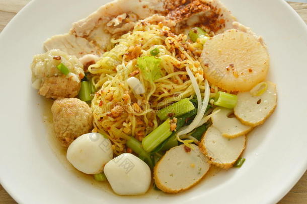干燥的辛辣的中国人鸡蛋面条构成顶部的东西鱼和虾球机智
